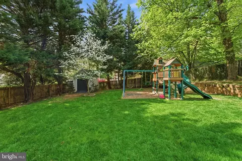 Exterior - 6445 Linway Ter NW, Mclean, VA 22101 photo 6 of 10