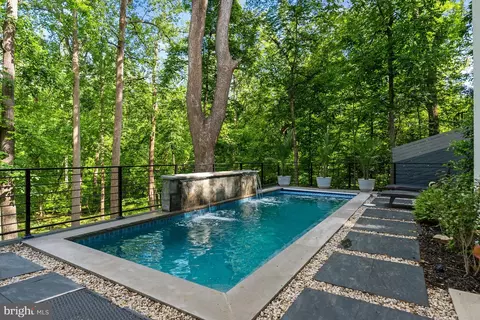 Exterior - 825 Whann Ave, Mclean, VA 22101 photo 2 of 11