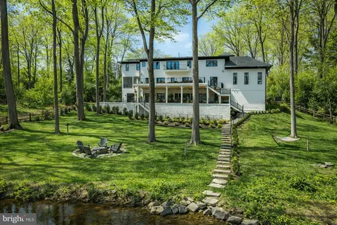 Exterior - 825 Whann Ave, Mclean, VA 22101 photo 10 of 11