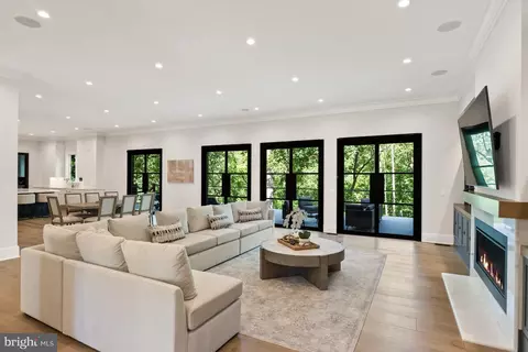 Living - 825 Whann Ave, Mclean, VA 22101 photo 2 of 4