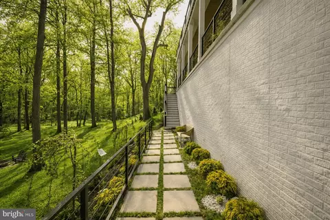 Exterior - 825 Whann Ave, Mclean, VA 22101 photo 8 of 11