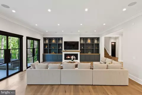 Living - 825 Whann Ave, Mclean, VA 22101 photo 3 of 4