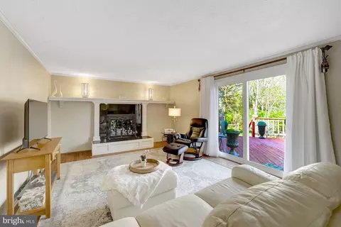 Living - 2212 Stirrup Iron Ln, Reston, VA 20191 photo 2 of 3
