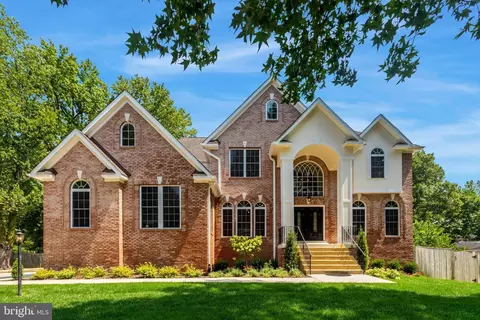 8713 Oak Leaf Dr, Alexandria, VA 22309