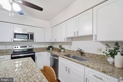 Kitchen - 1462 Hampton Hill Cir, Mclean, VA 22101 photo 4 of 4