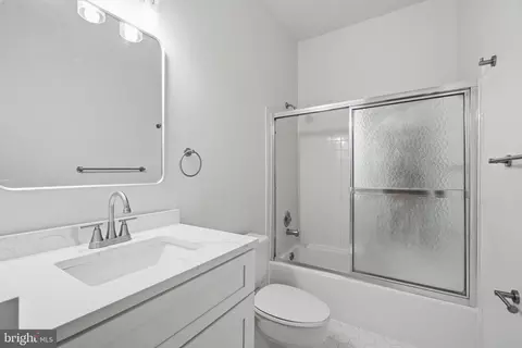 Bath - 1462 Hampton Hill Cir, Mclean, VA 22101 photo 4 of 4