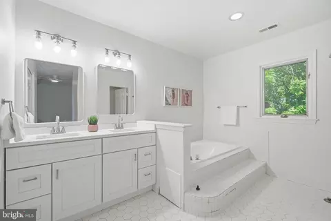 Bath - 1462 Hampton Hill Cir, Mclean, VA 22101 photo 2 of 4