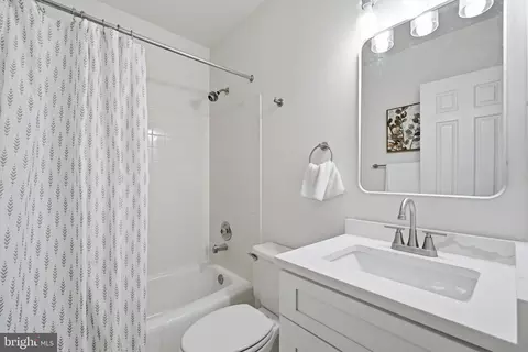 Bath - 1462 Hampton Hill Cir, Mclean, VA 22101 photo 3 of 4
