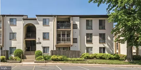 609 Center St #203, Herndon, VA 20170
