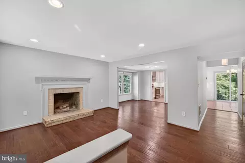 Living - 6275 Kerrydale Dr, Springfield, VA 22152 photo 2 of 7
