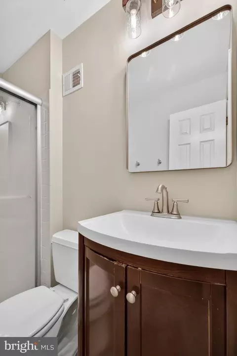 Bath - 6275 Kerrydale Dr, Springfield, VA 22152 photo 3 of 4