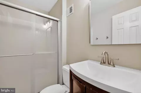 Bath - 6275 Kerrydale Dr, Springfield, VA 22152 photo 2 of 4