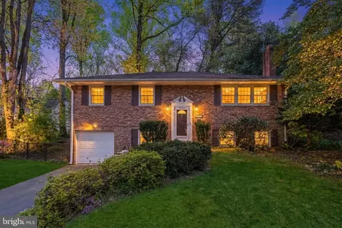 410 Victoria Ct NW, Vienna, VA 22180
