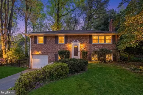 410 Victoria Ct NW, Vienna, VA 22180