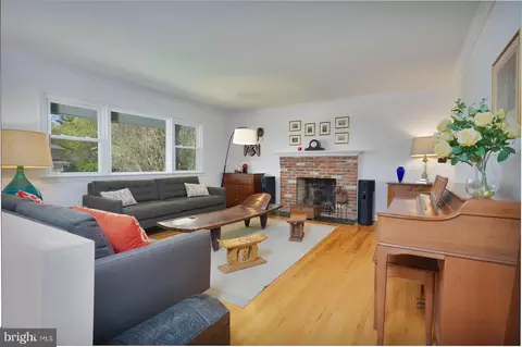 Living - 1557 Evers Dr, Mclean, VA 22101 photo 1 of 3