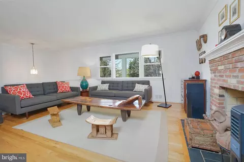 Living - 1557 Evers Dr, Mclean, VA 22101 photo 2 of 3