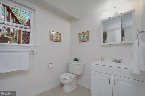 Bath - 1557 Evers Dr, Mclean, VA 22101 photo 3 of 4