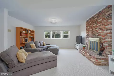 Living - 1557 Evers Dr, Mclean, VA 22101 photo 3 of 3