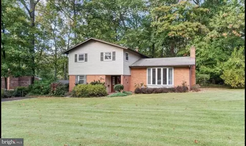 6810 Fern Ln, Annandale, VA 22003