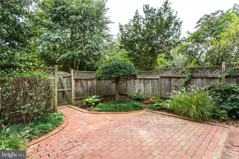 Exterior - 1608 Dunterry Pl, Mclean, VA 22101 photo 5 of 7