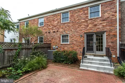 Exterior - 1608 Dunterry Pl, Mclean, VA 22101 photo 3 of 7