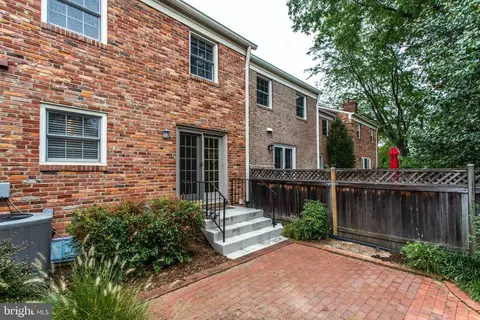 Exterior - 1608 Dunterry Pl, Mclean, VA 22101 photo 4 of 7