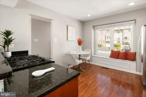 Entry Way - 7813 Wintercress Ln, Springfield, VA 22152 photo 4 of 6