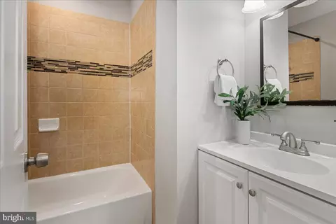 Bath - 7813 Wintercress Ln, Springfield, VA 22152 photo 4 of 6