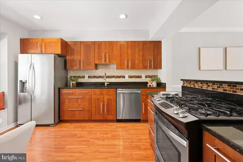 Kitchen - 7813 Wintercress Ln, Springfield, VA 22152 photo 2 of 7