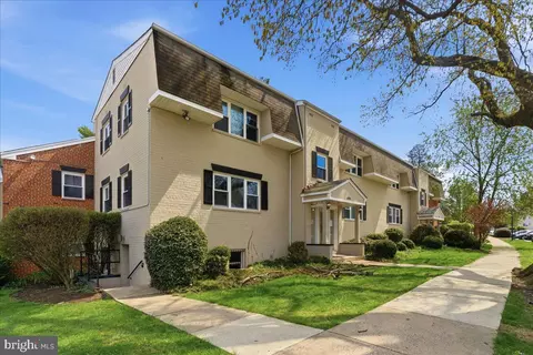 6198 Greenwood Dr #101, Falls Church, VA 22044