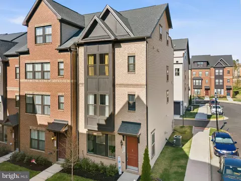 2843 Hokie Ln, Alexandria, VA 22306