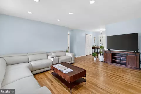Entry Way - 6811 Sydenstricker Rd, Springfield, VA 22152 photo 2 of 4