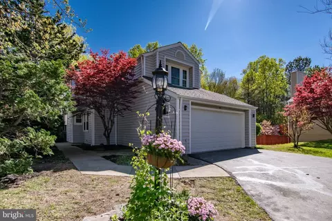 7502 Cross Gate Ln, Alexandria, VA 22315