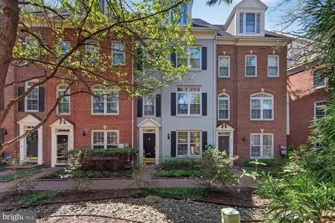 8842 Mansion View Ct, Vienna, VA 22182