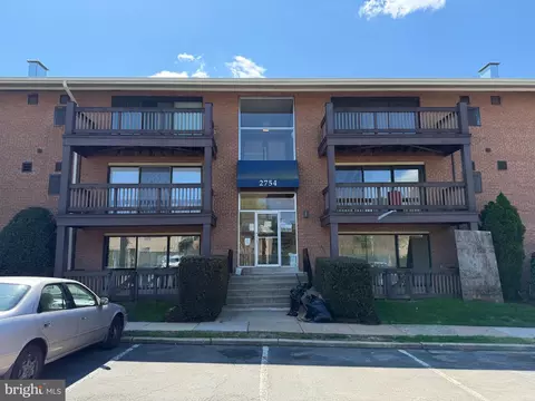 2754 Hollywood Rd #202, Falls Church, VA 22043