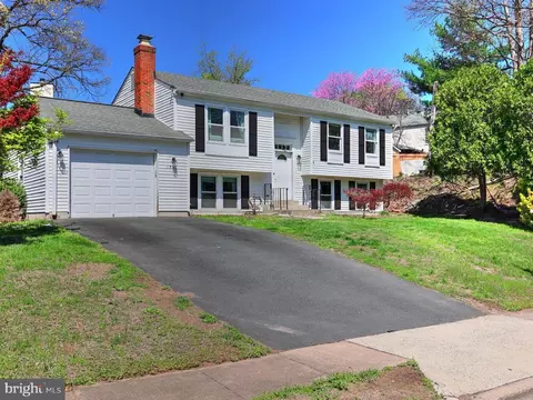 1502 Hiddenbrook Dr, Herndon, VA 20170