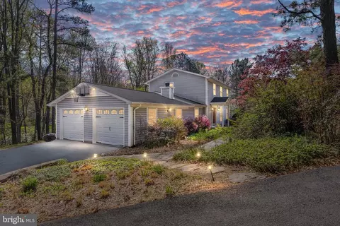 10802 Oldfield Dr, Reston, VA 20191