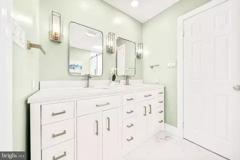 Bath - 6925 Old Dominion Dr, Mclean, VA 22101 photo 3 of 8