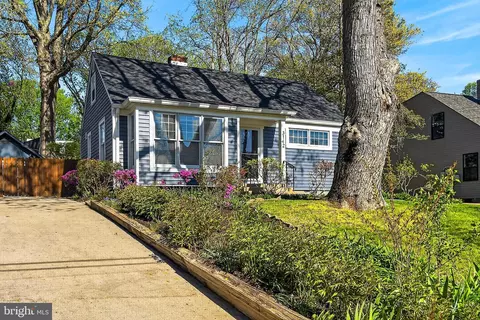 3142 Holloway Rd, Falls Church, VA 22042