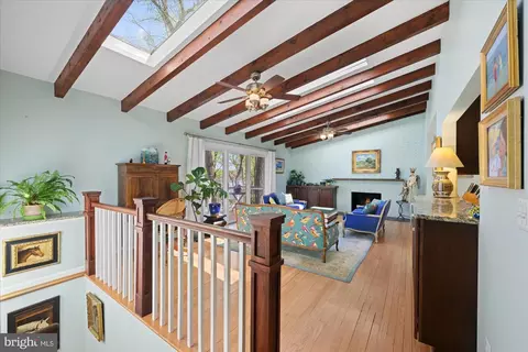 6439 Lakeview Dr, Falls Church, VA 22041