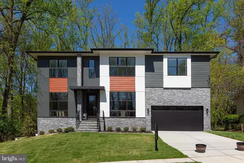 105 Yeonas Dr SW, Vienna, VA 22180
