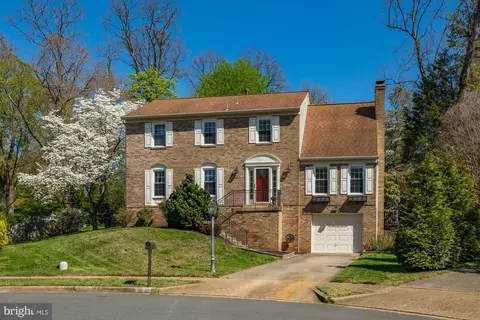 1910 Grand Ct, Vienna, VA 22182