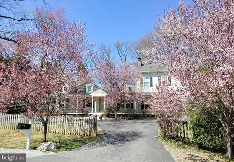 8220 Robey Ave, Annandale, VA 22003