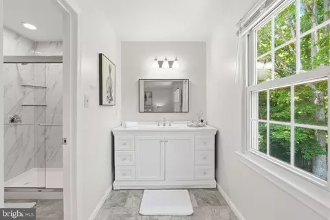 Bath - 7783 Tangier Dr, Springfield, VA 22153 photo 2 of 4