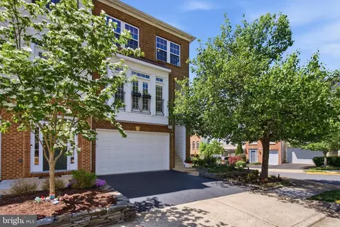 7819 Locust Leaf Ln, Alexandria, VA 22315