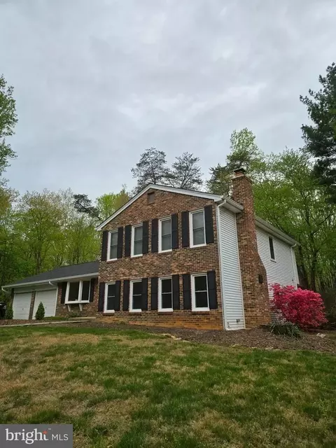 12126 Westwood Hills Dr, Herndon, VA 20171