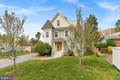 6932 Alpine Dr, Annandale, VA 22003