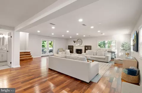 7324 Auburn St, Annandale, VA 22003