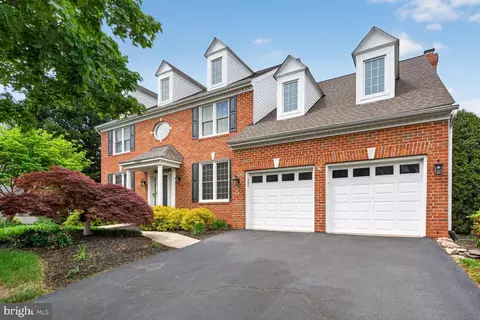 2808 Gibson Oaks Dr, Herndon, VA 20171