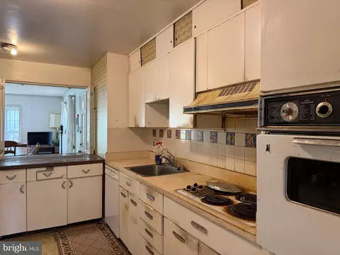 Kitchen - 1107 Dead Run Dr, Mclean, VA 22101 photo 2 of 2